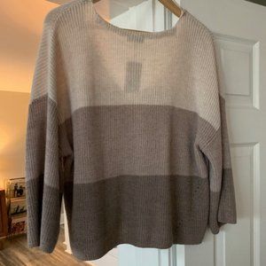 V neck lightweight sweater!